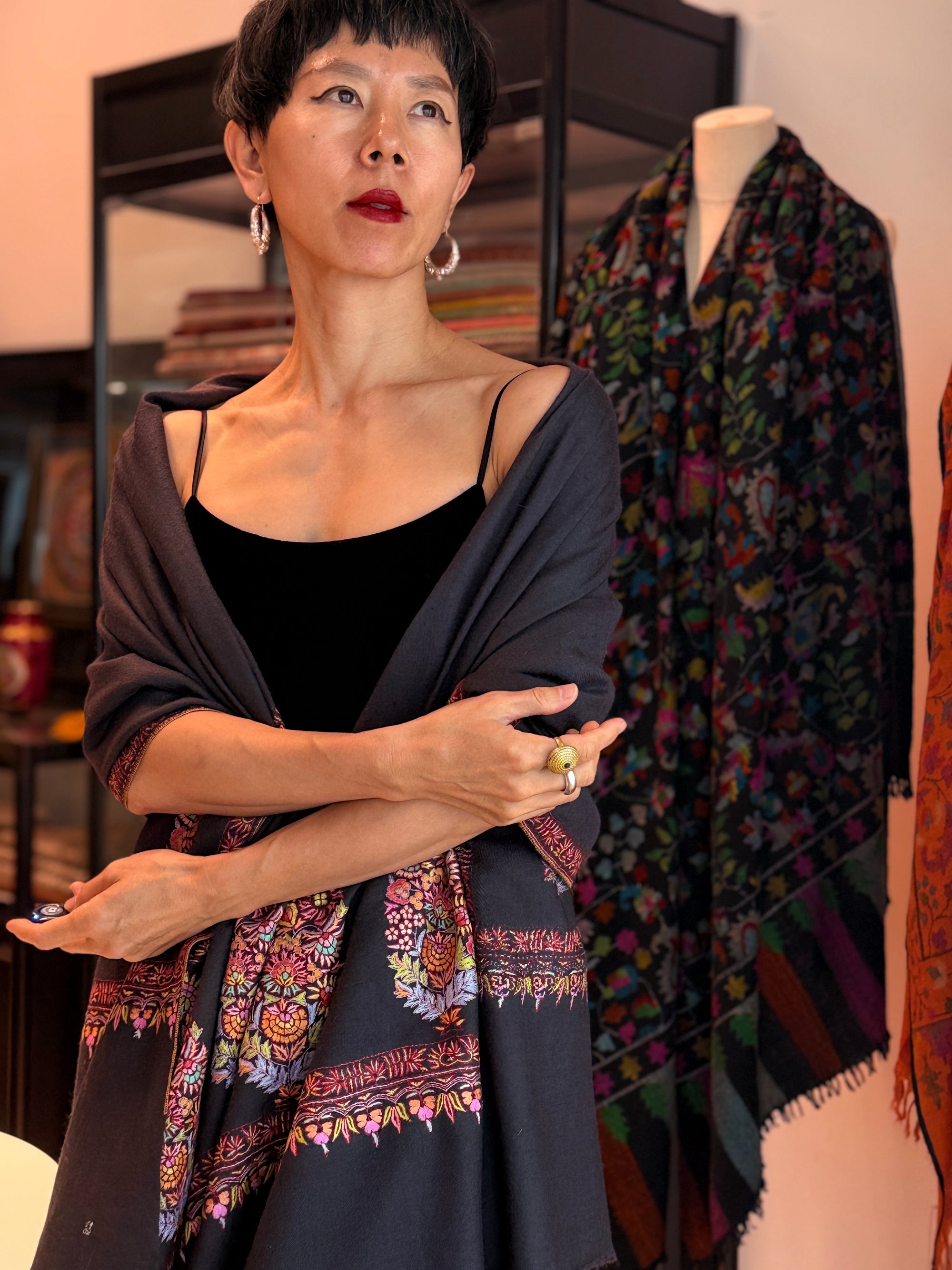 Châle Pashmina à motif de bouquet de cônes noirs