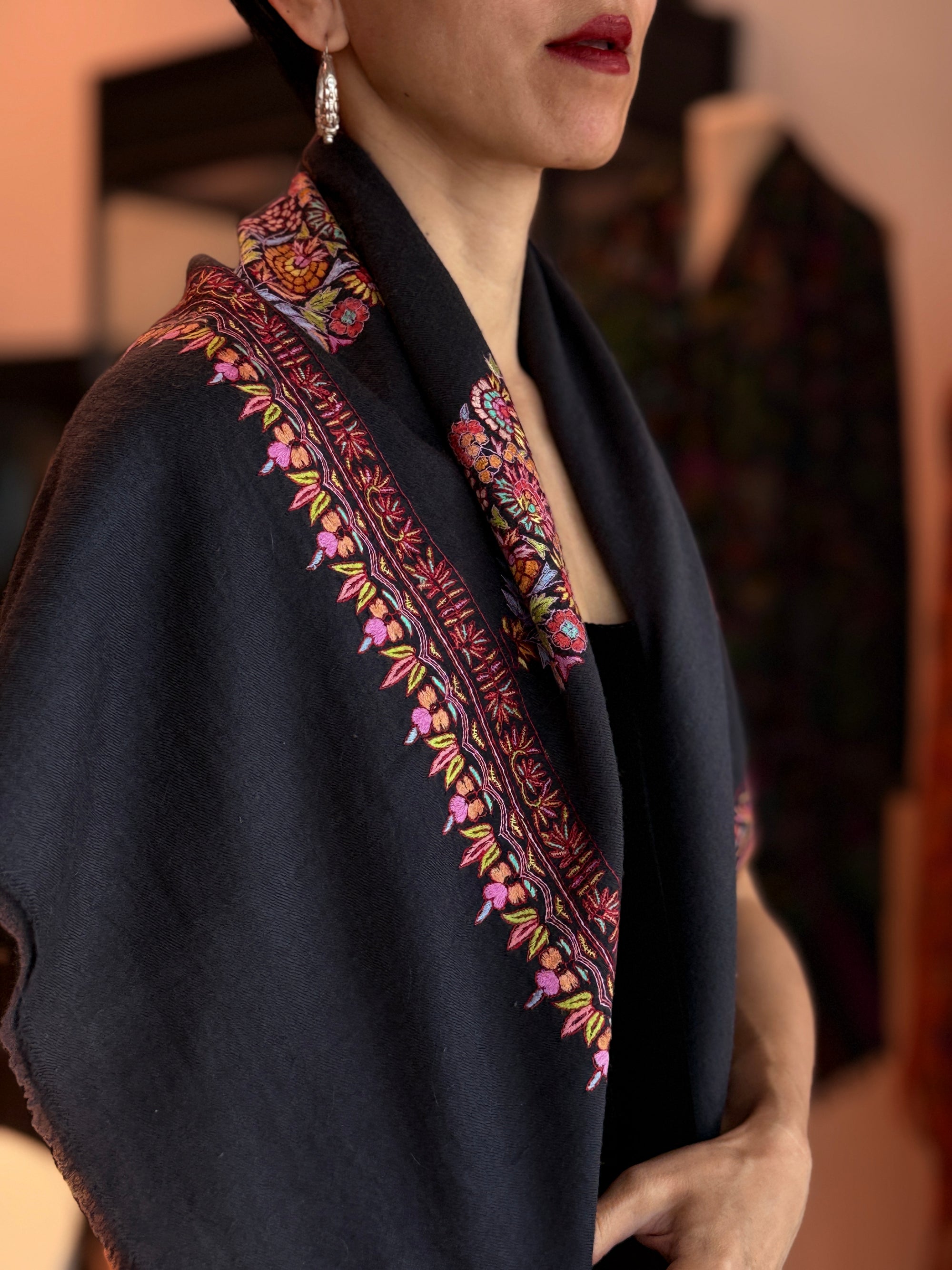Châle Pashmina à motif de bouquet de cônes noirs