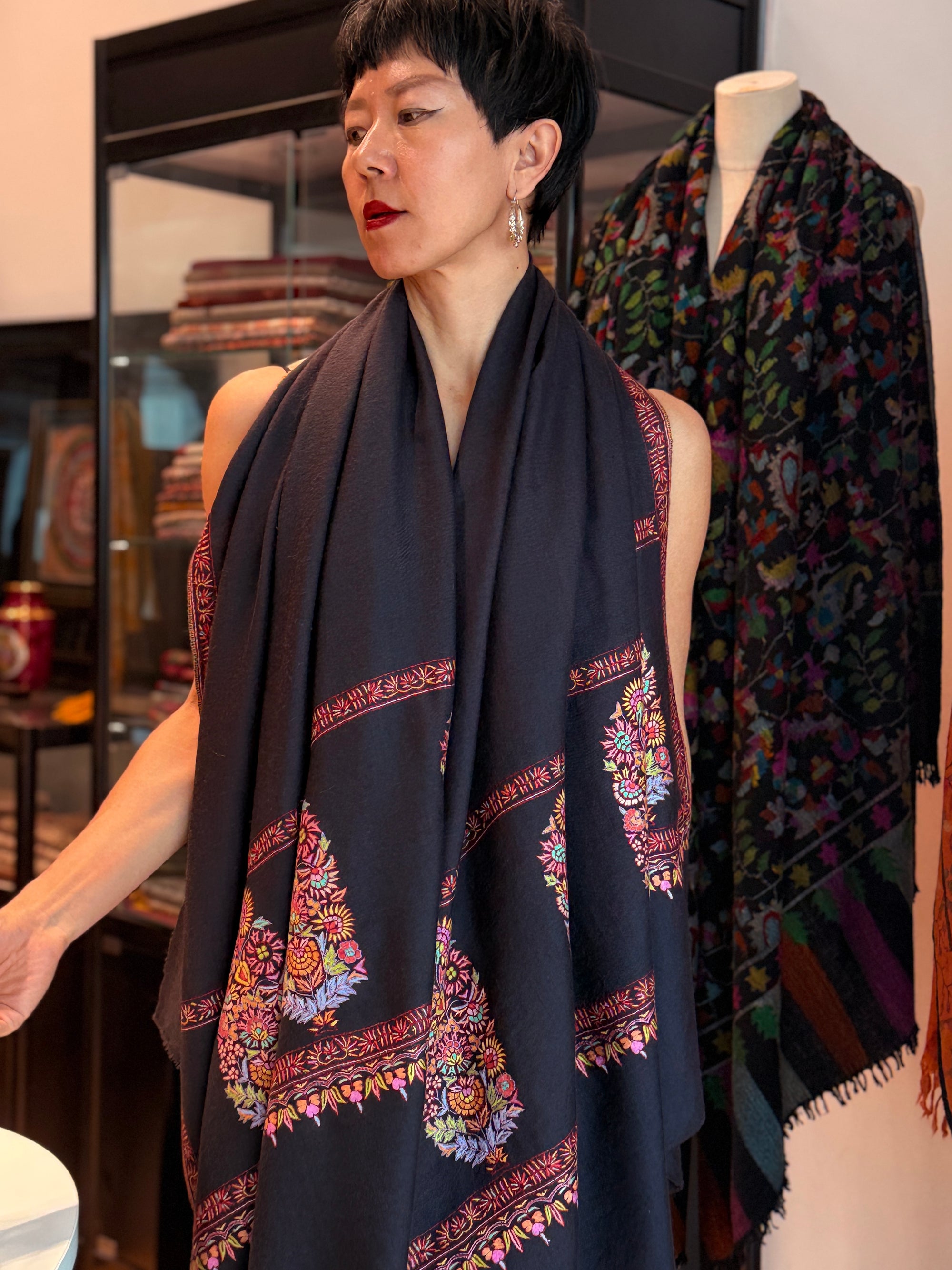 Châle Pashmina à motif de bouquet de cônes noirs