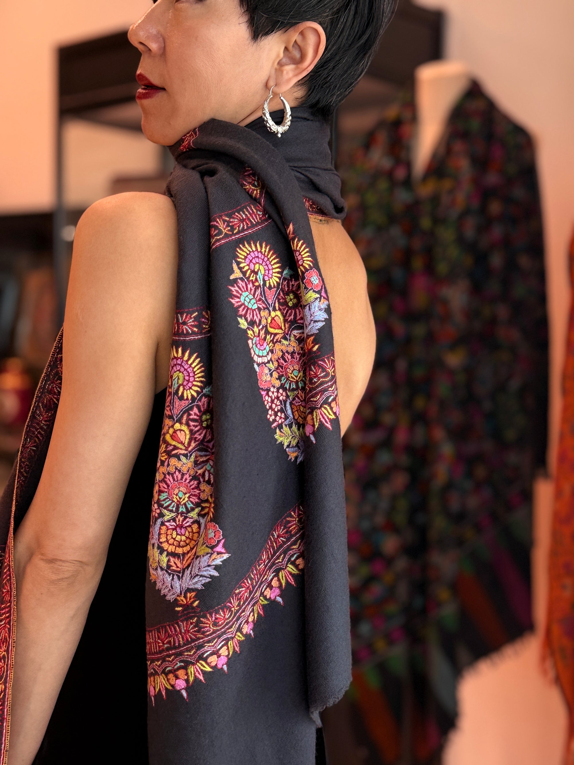 Châle Pashmina à motif de bouquet de cônes noirs