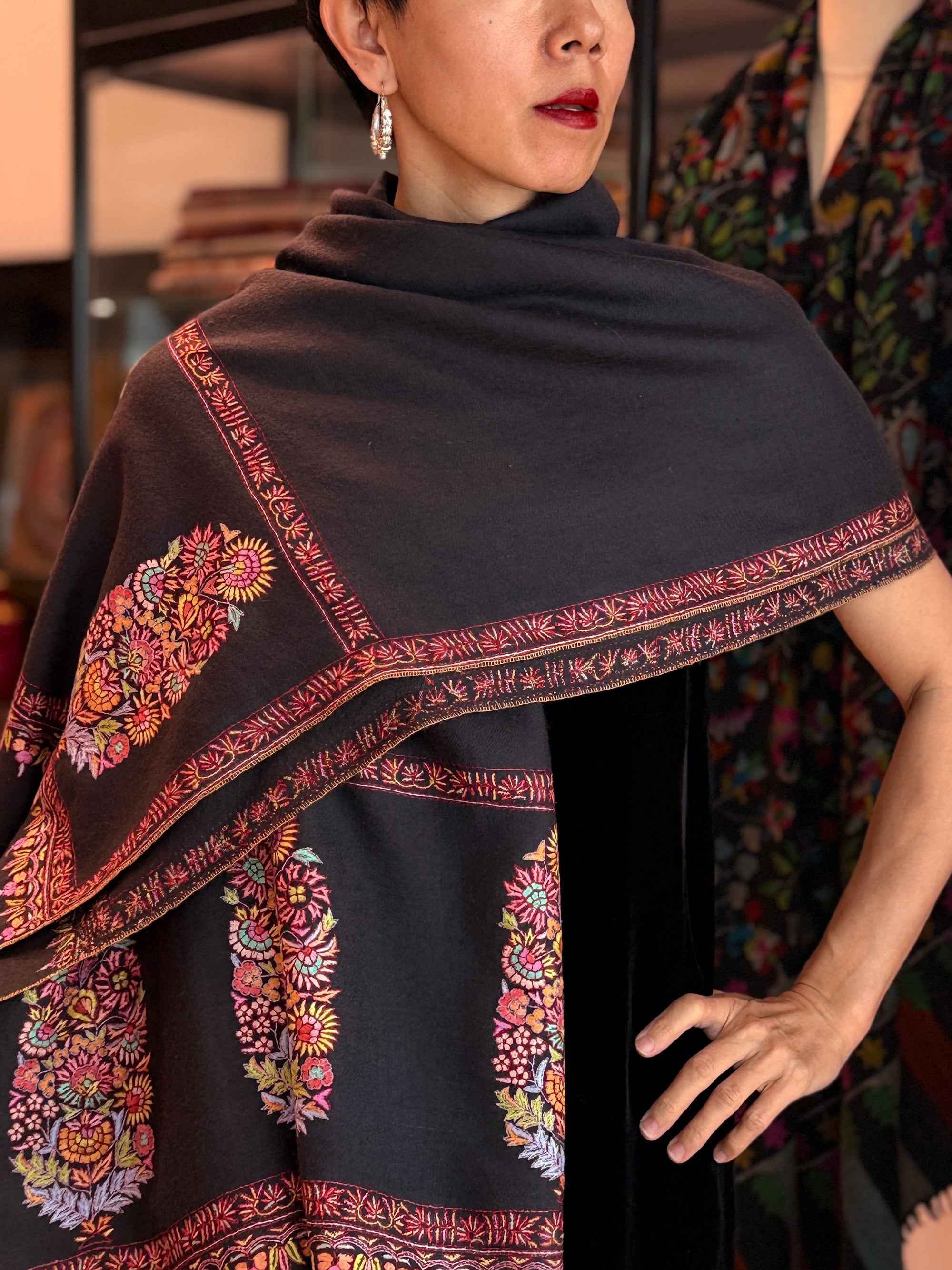 Châle Pashmina à motif de bouquet de cônes noirs
