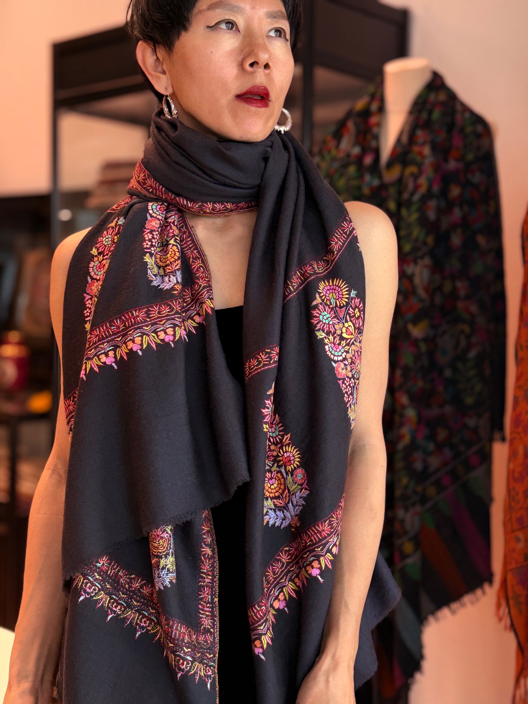 Châle Pashmina à motif de bouquet de cônes noirs