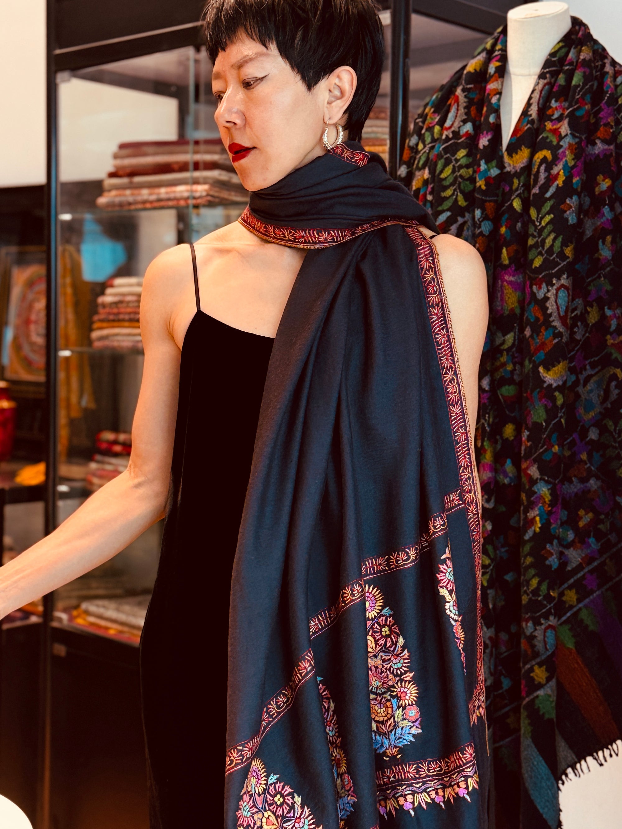 Châle Pashmina à motif de bouquet de cônes noirs