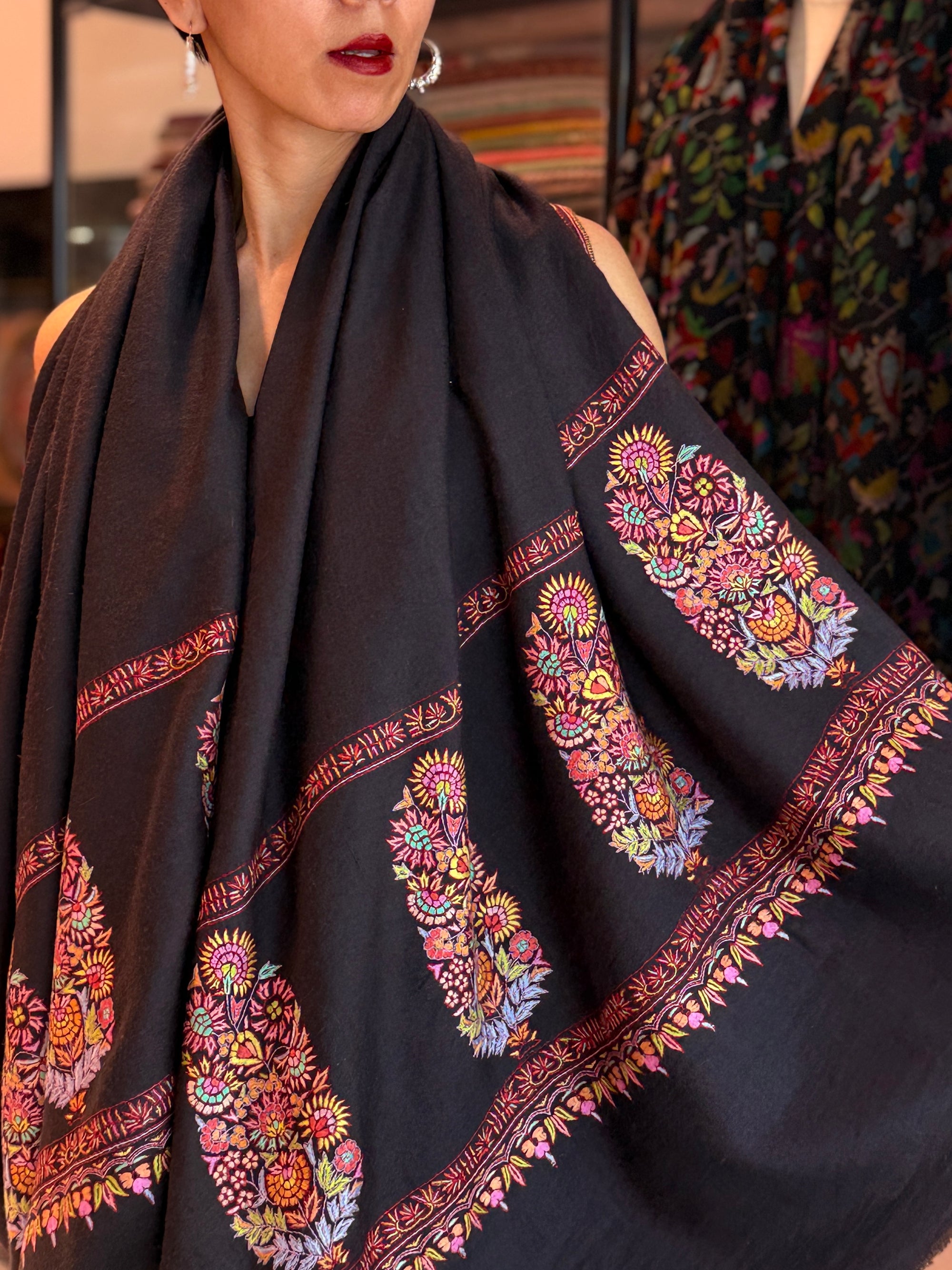 Châle Pashmina à motif de bouquet de cônes noirs