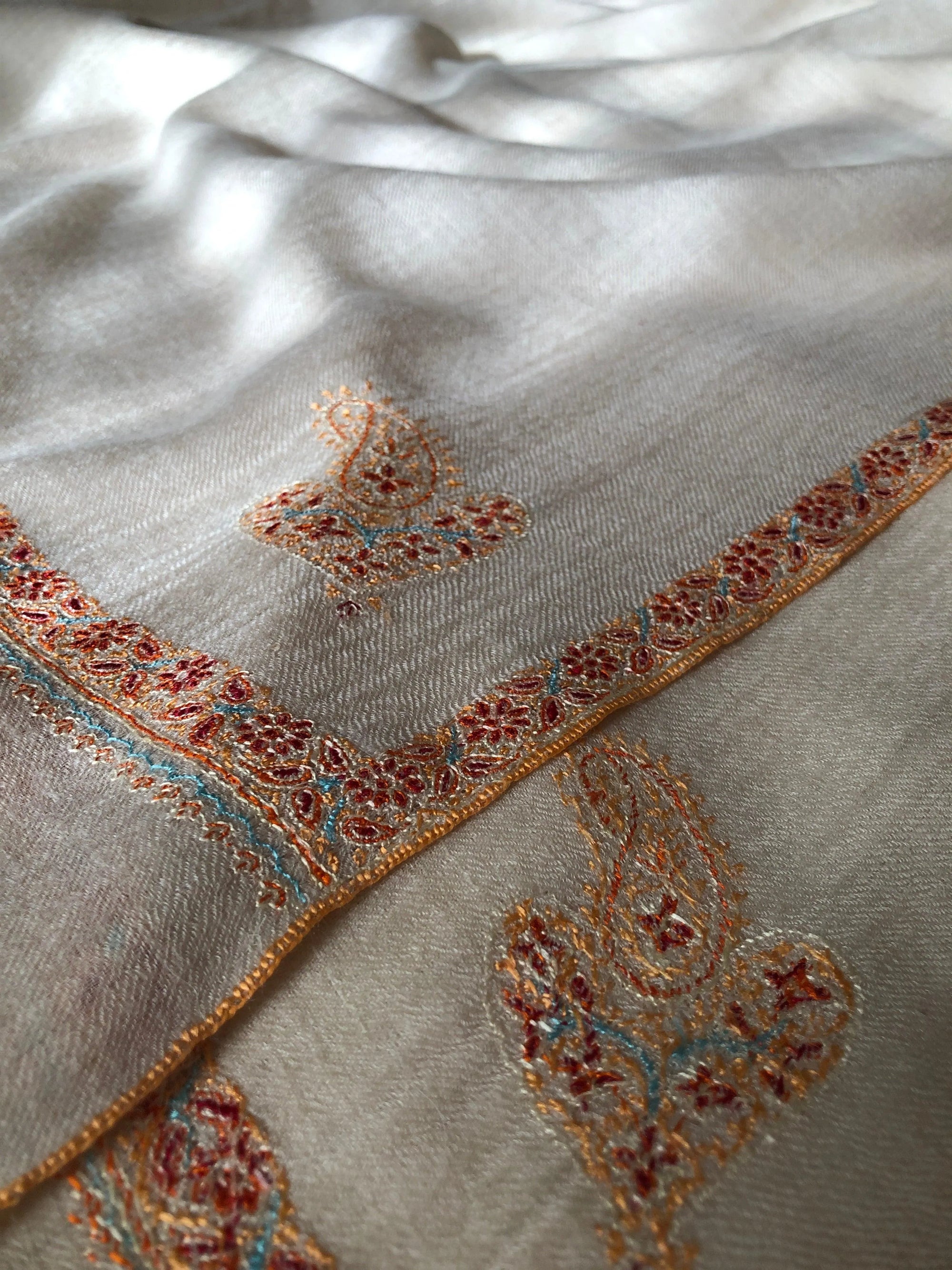 Natural White Silk Hashidar Embroidery Pashmina Shawl - the Atelier H