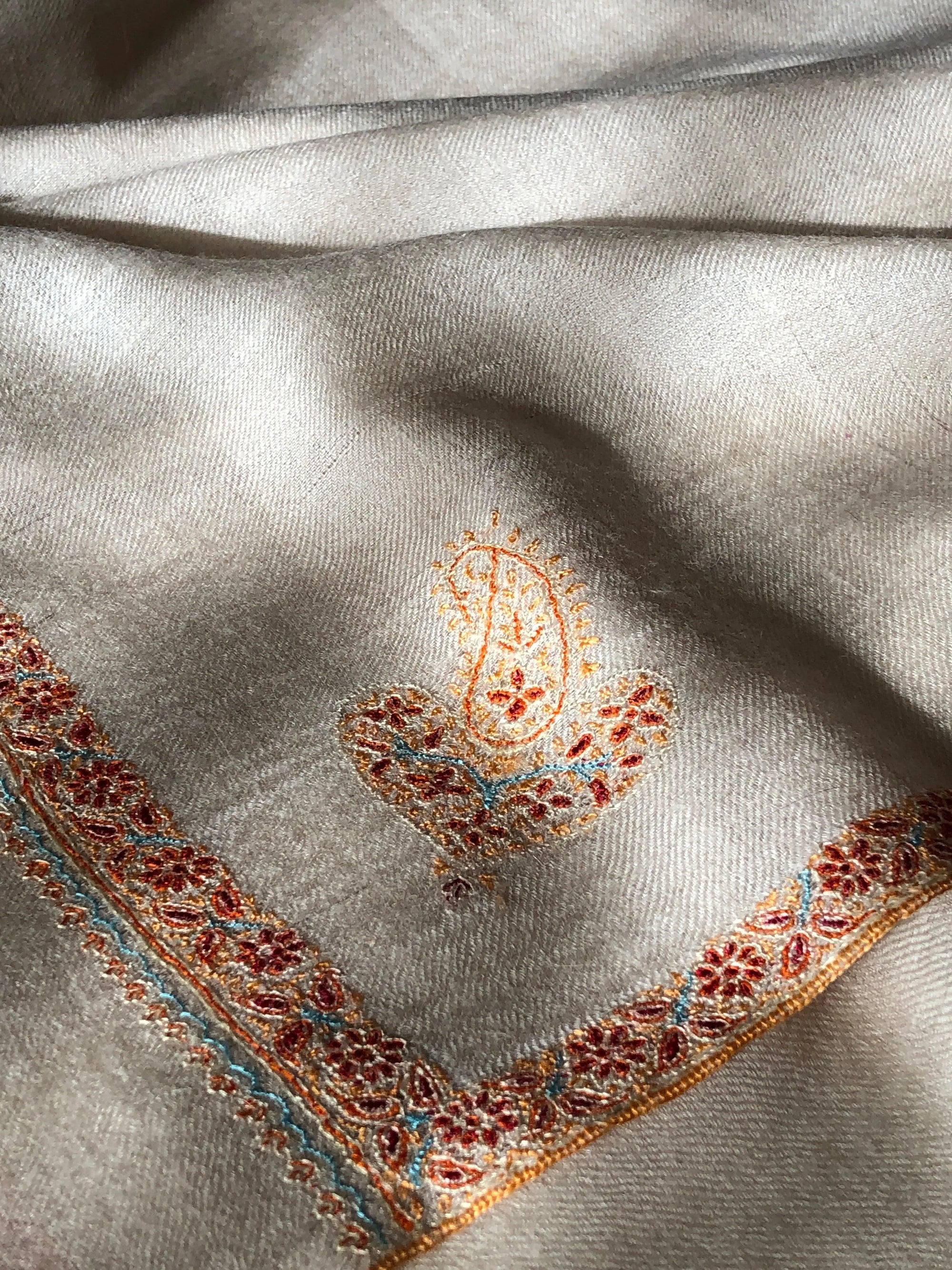 Natural White Silk Hashidar Embroidery Pashmina Shawl - the Atelier H