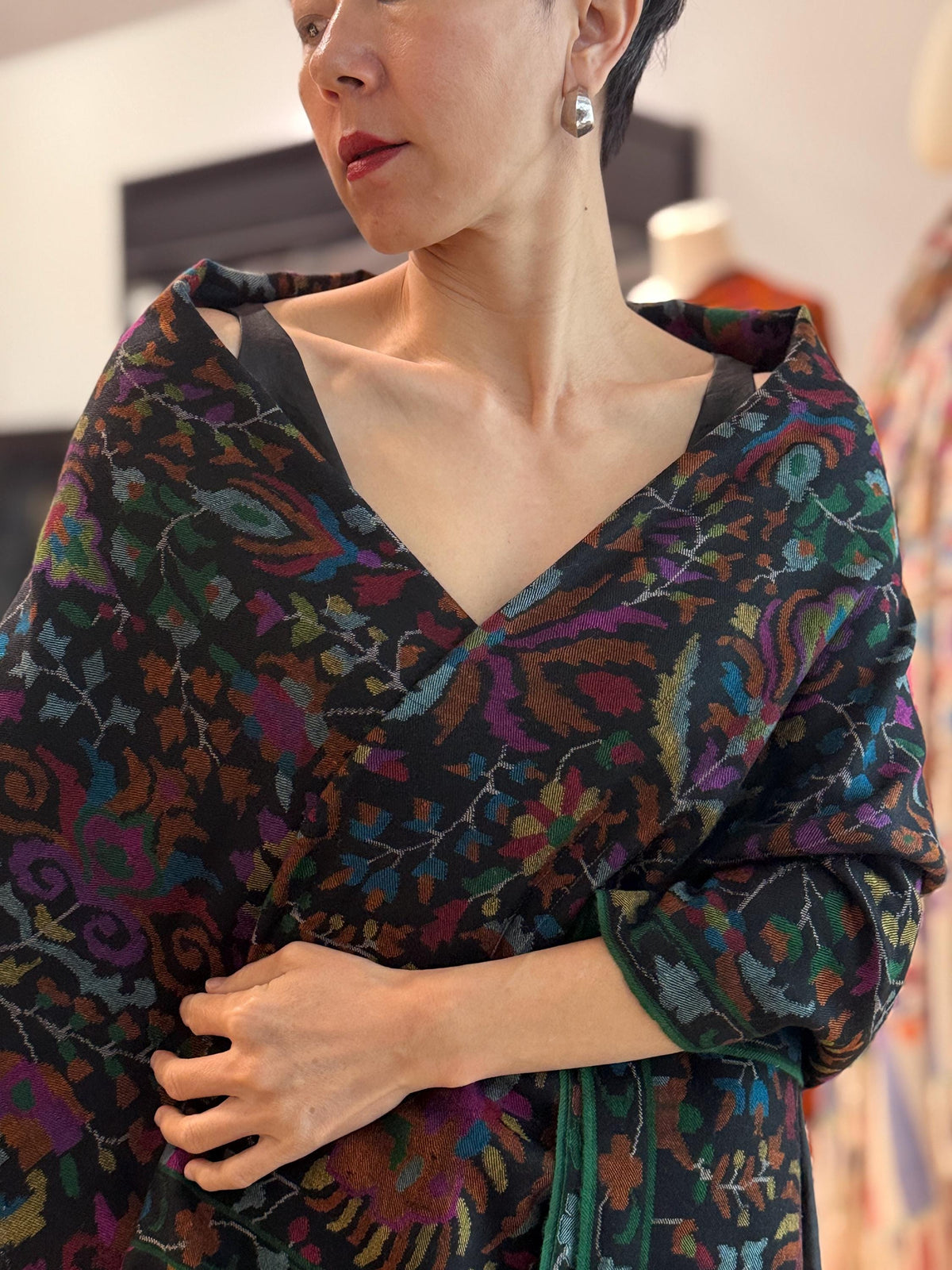 Black Kani Pashmina Shawl with Leaf Designs, Hand Loom Woven 100x200cm
