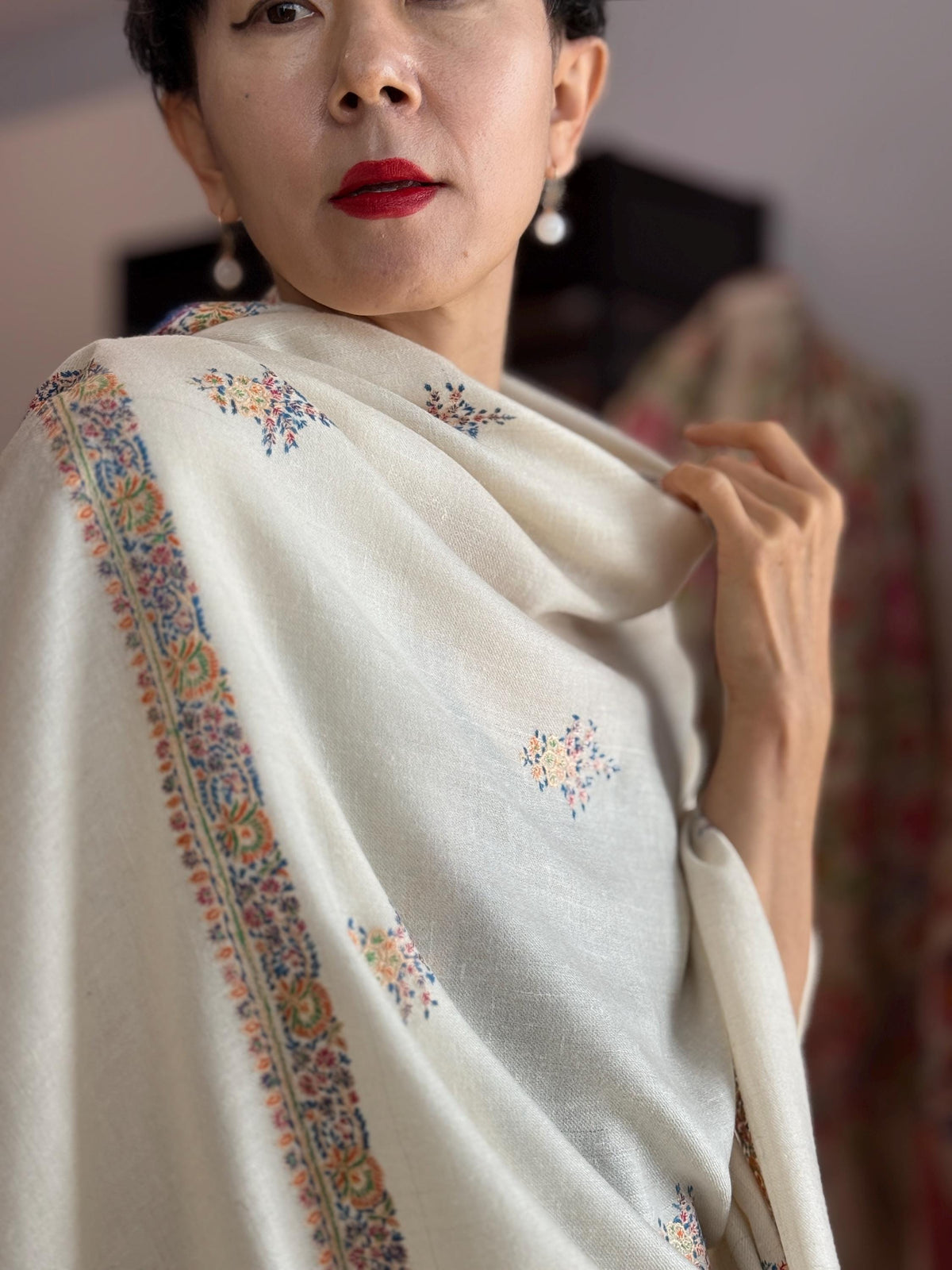 Ivory Buti Embroidered Pashmina Shawl with Exquisite Embroidery Details