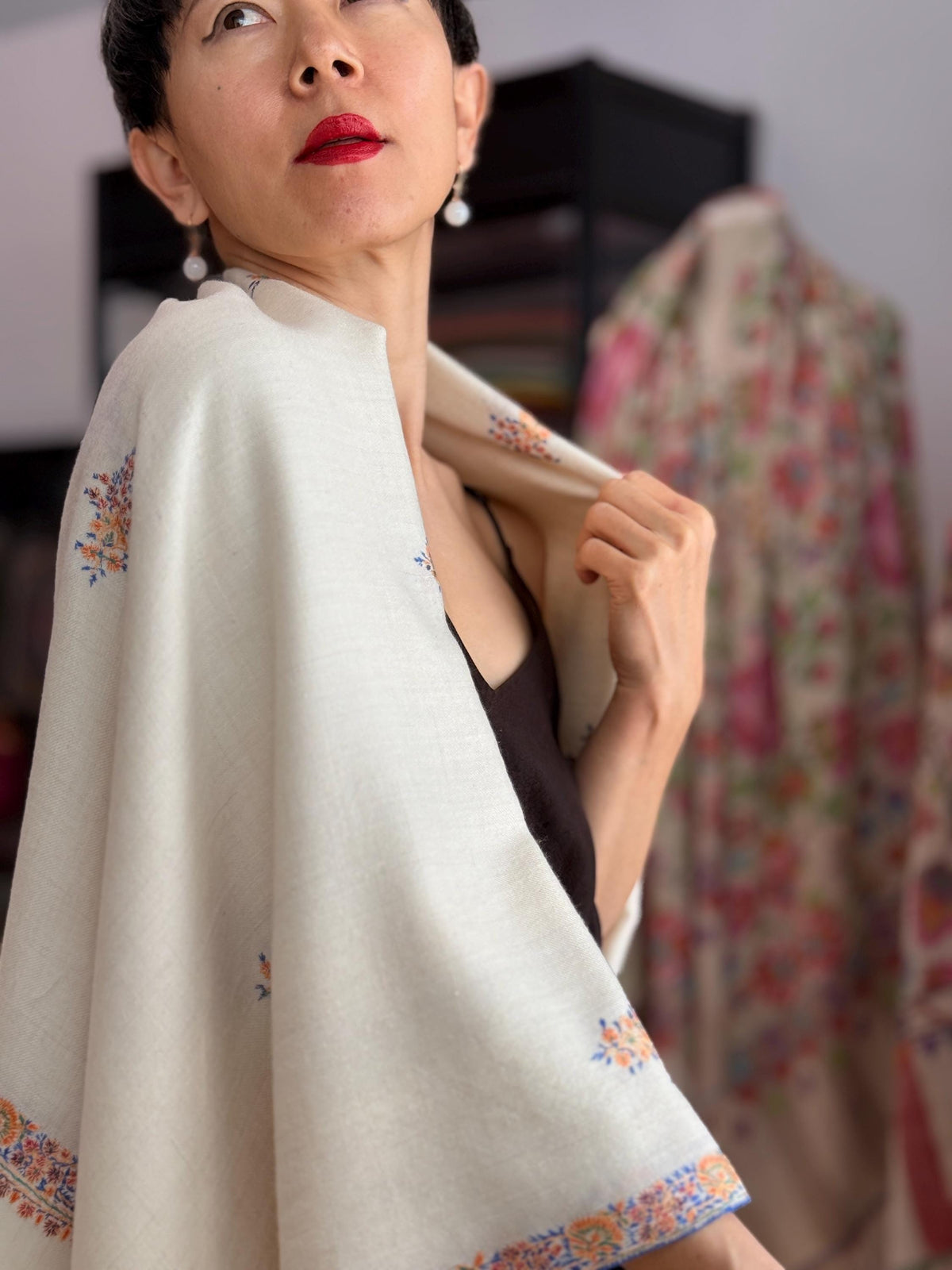 3 Yard Ivory Hashia Embroidered Pashmina Shawl with Exquisite Embroidery Details