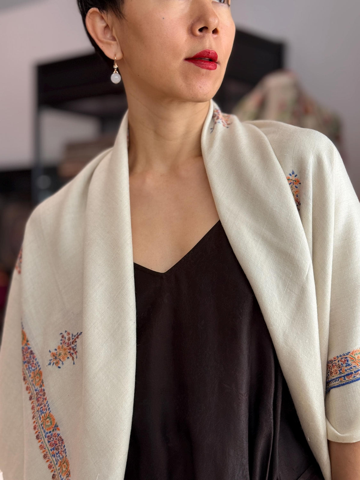 3 Yard Ivory Hashia Embroidered Pashmina Shawl with Exquisite Embroidery Details