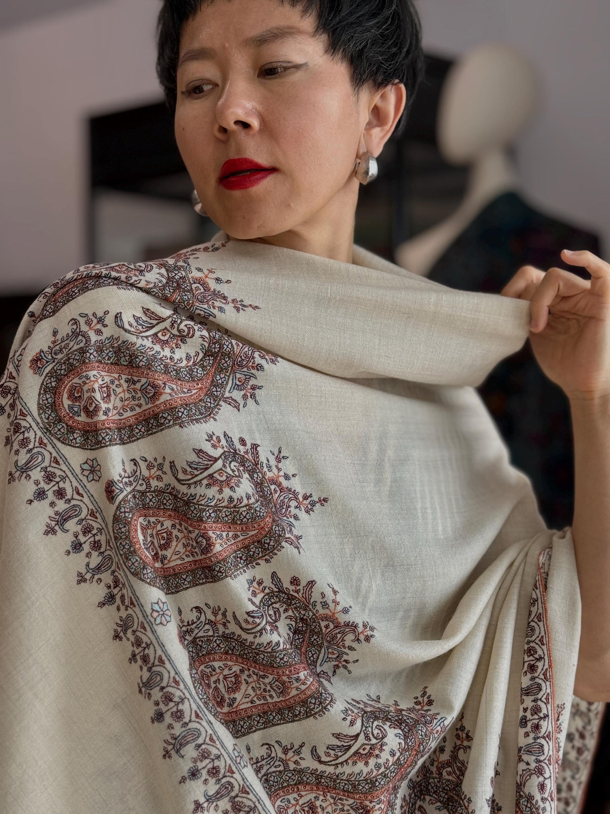Extra Fine Ivory Paisley Design Embroidery Pashmina Shawl
