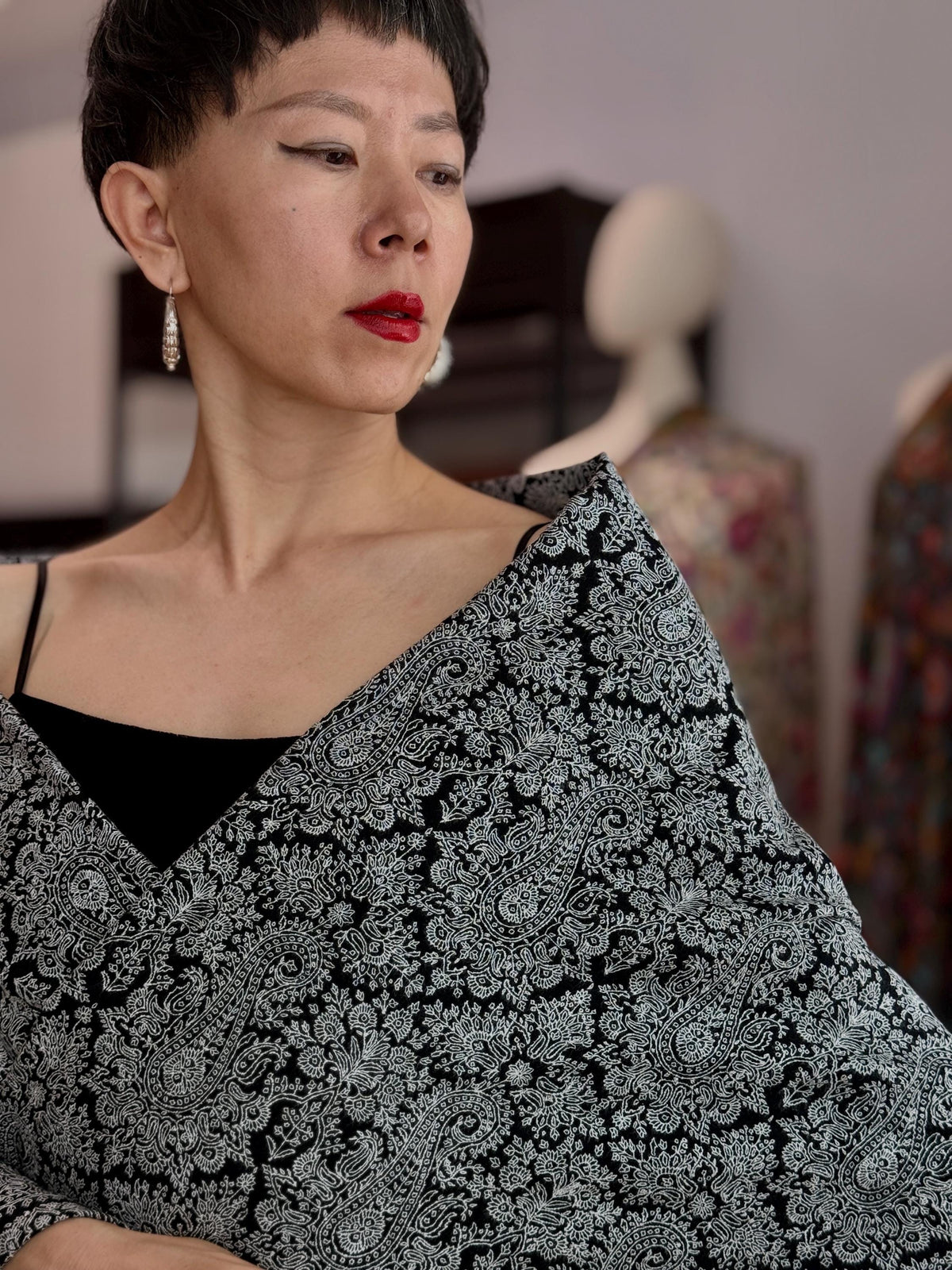 Elegant Black Sozni Pashmina Shawl with Timeless Paisley Designs