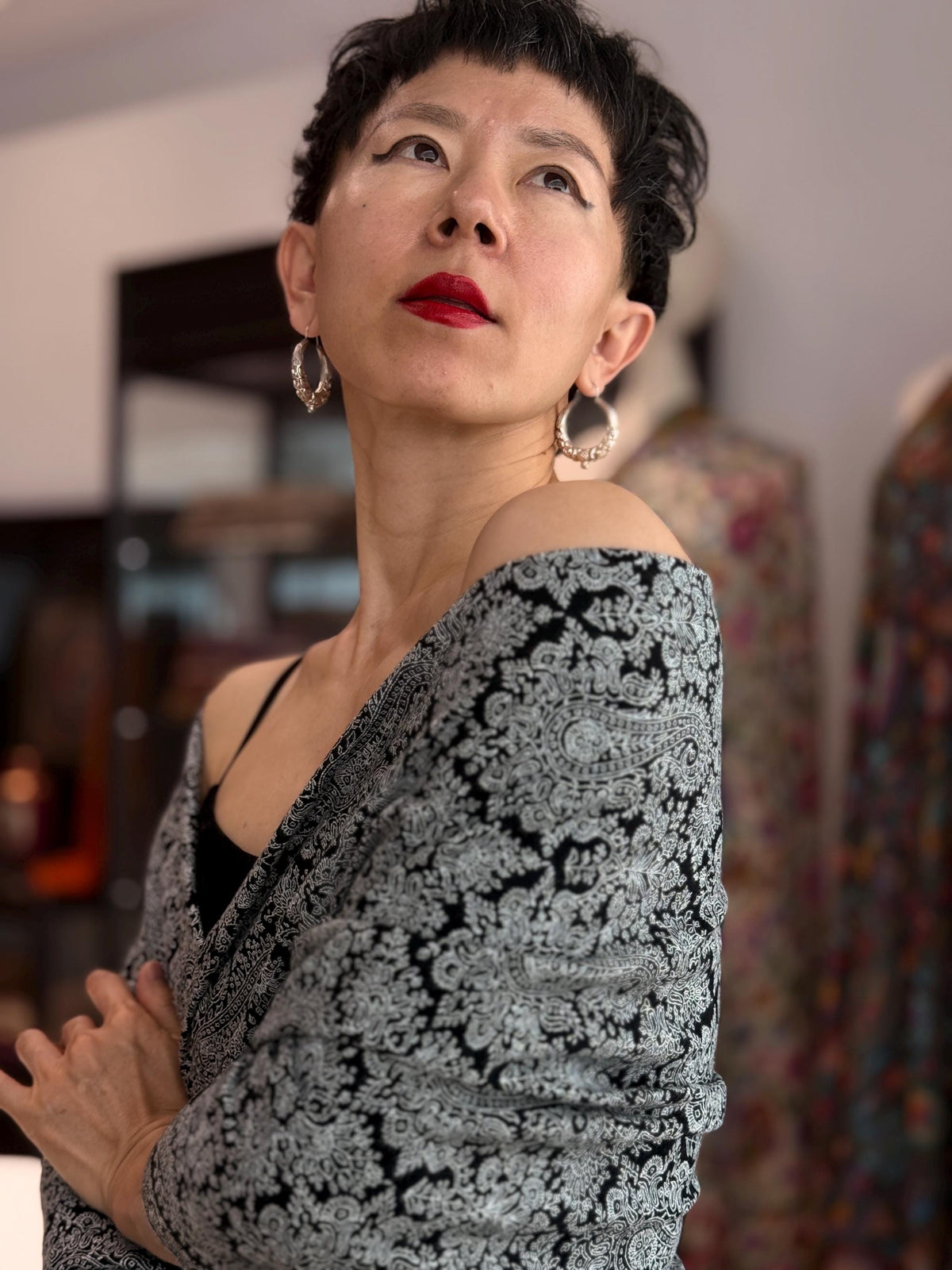 Elegant Black Sozni Pashmina Shawl with Timeless Paisley Designs
