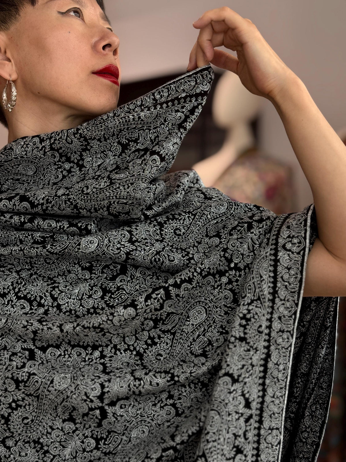 Elegant Black Sozni Pashmina Shawl with Timeless Paisley Designs