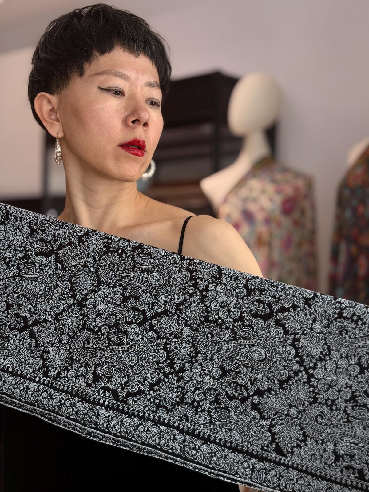 Elegant Black Sozni Pashmina Shawl with Timeless Paisley Designs