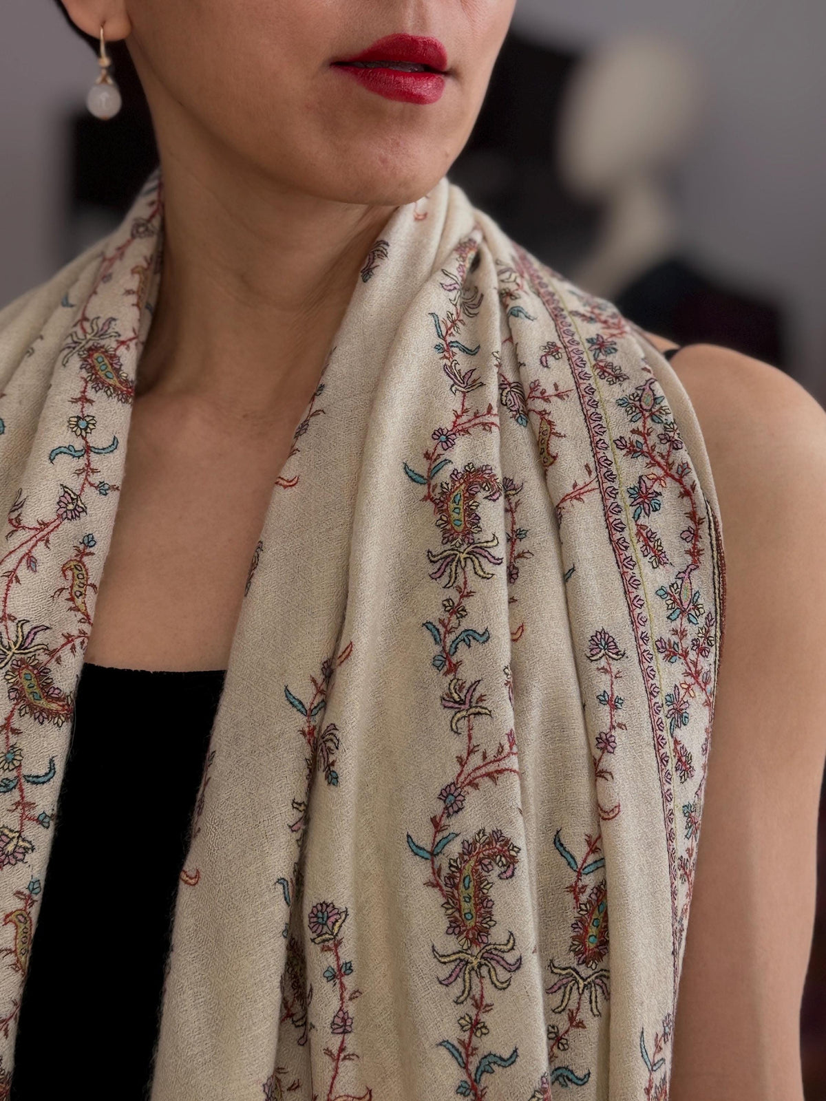 Elegant Silk Embroidery Pashmina Shawl with Intricate Embroidery Details