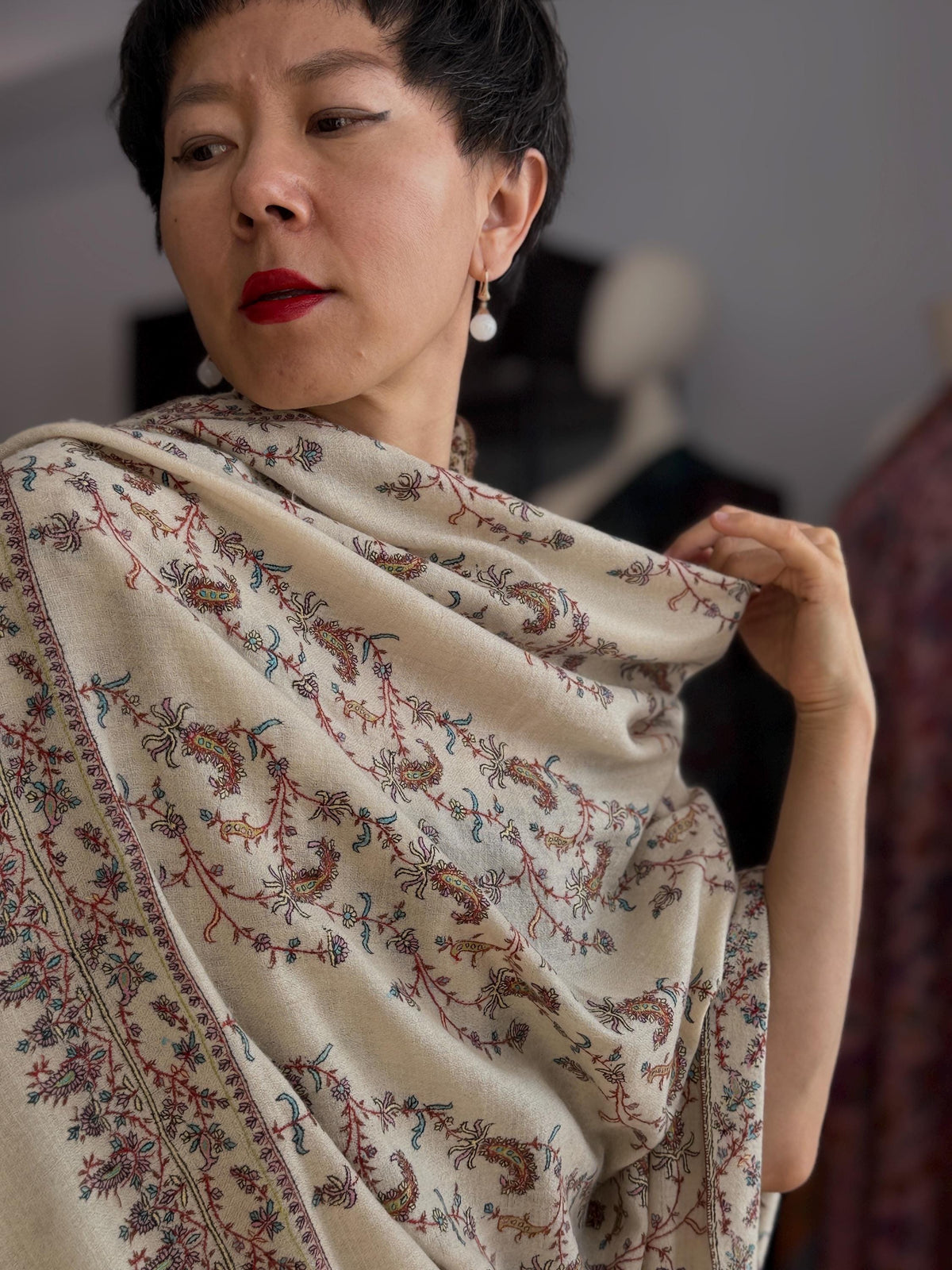 Elegant Silk Embroidery Pashmina Shawl with Intricate Embroidery Details