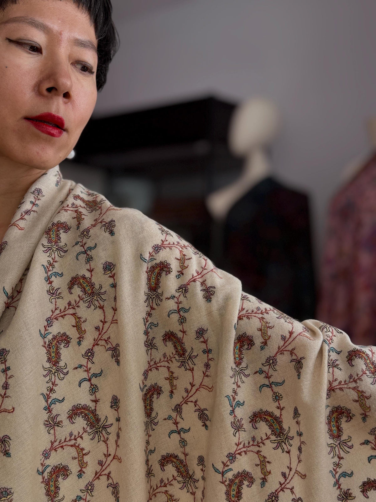 Elegant Silk Embroidery Pashmina Shawl with Intricate Embroidery Details