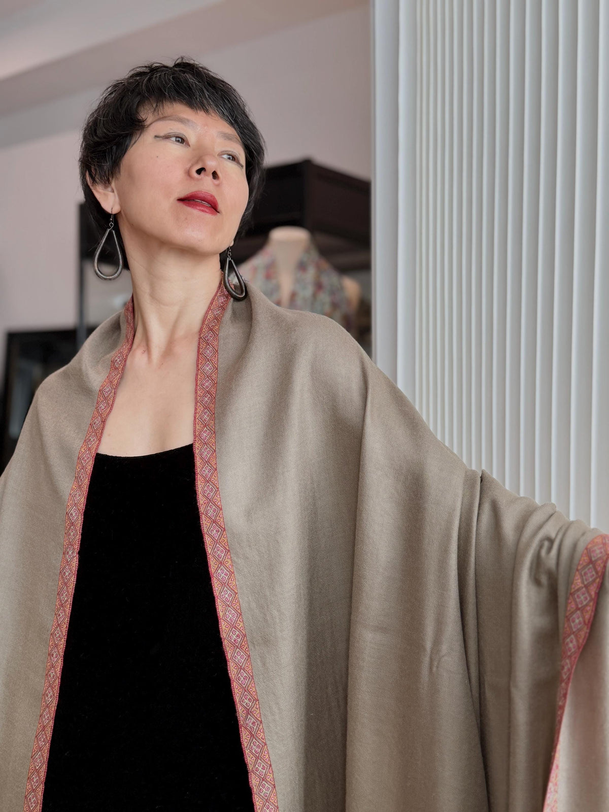 Gent’s Elephant Gray Hashia Embroidered Pashmina Shawl with Classic Design Details