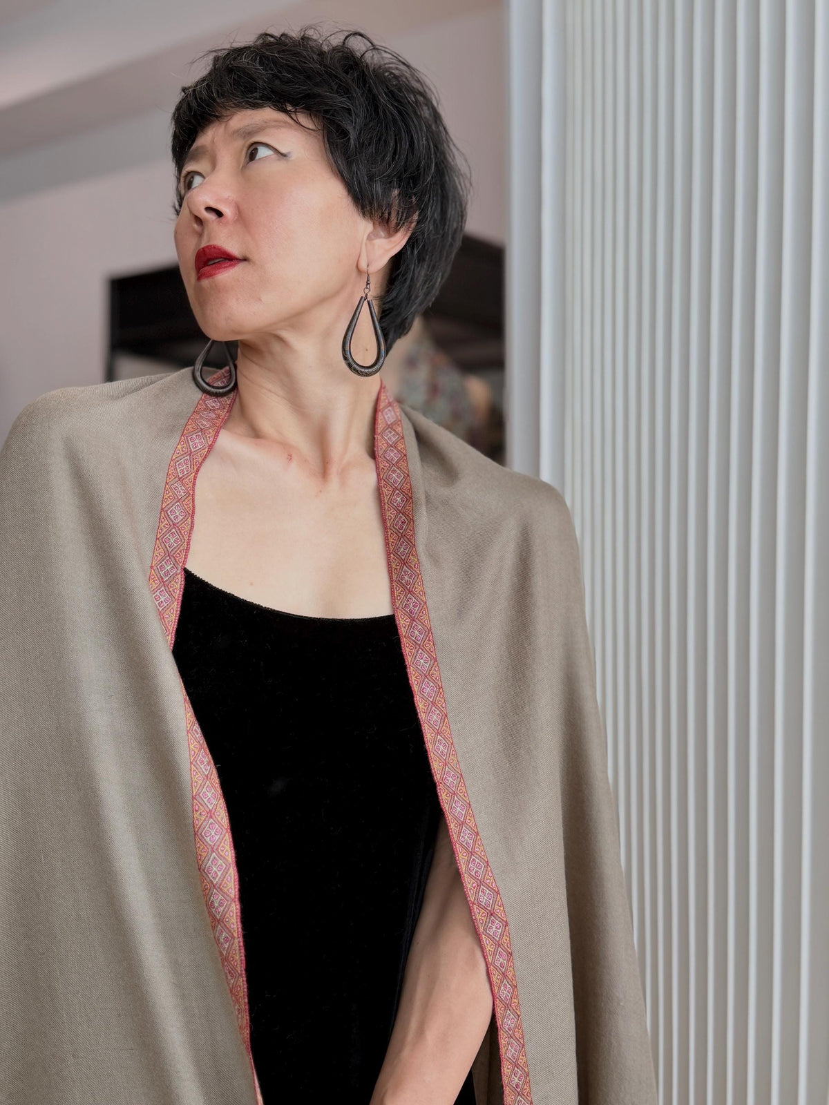 Gent’s Elephant Gray Hashia Embroidered Pashmina Shawl with Classic Design Details