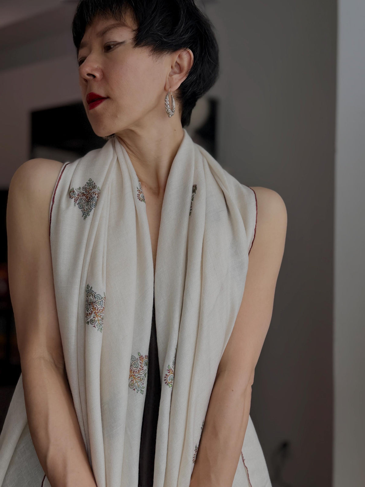 Extra Fine Ivory Silk Embroidered Pashmina Shawl with Elegant Buti Design