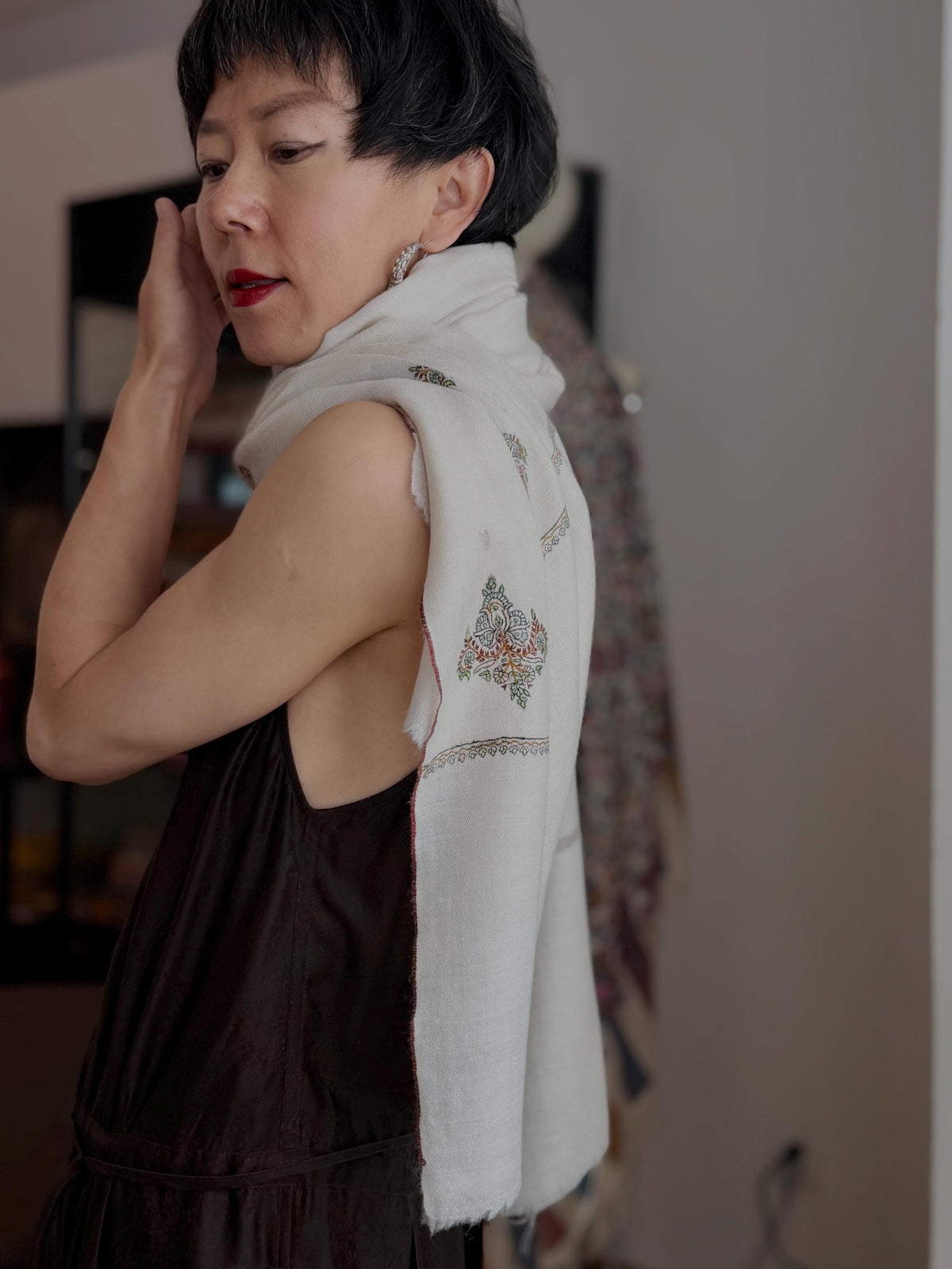 Extra Fine Ivory Silk Embroidered Pashmina Shawl with Elegant Buti Design