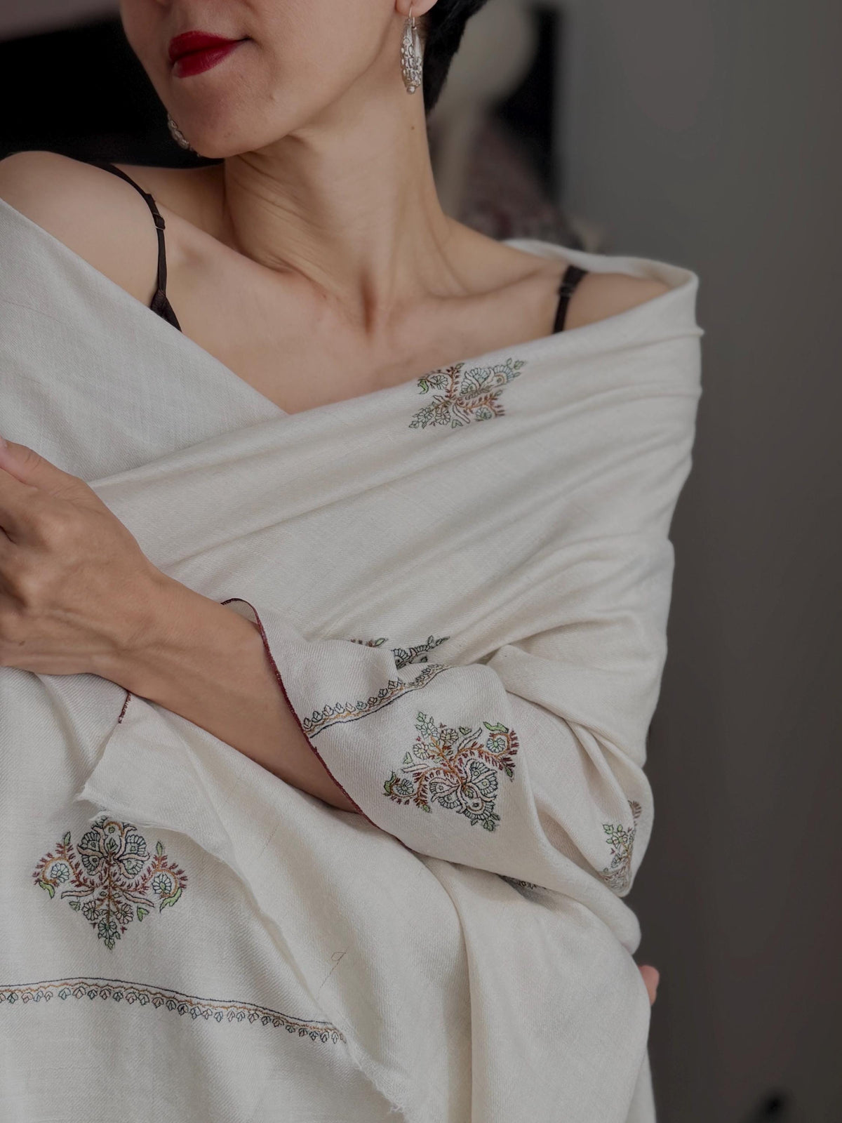 Extra Fine Ivory Silk Embroidered Pashmina Shawl with Elegant Buti Design