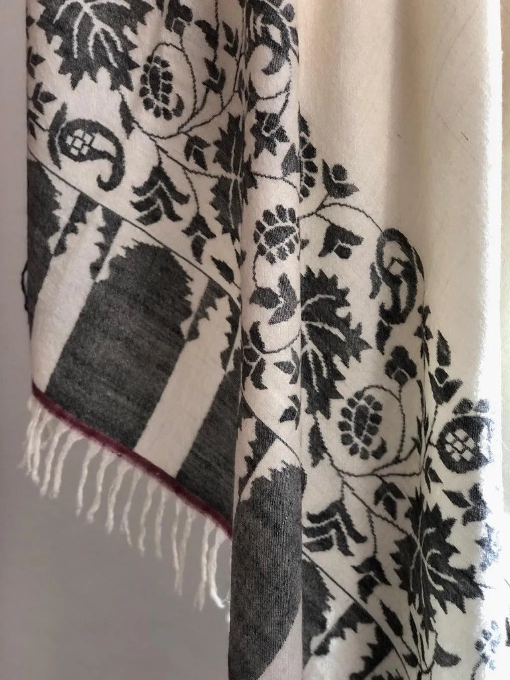 White Kani Palla Pashmina Shawl 2.5 Yard Chinar Design - the Atelier H