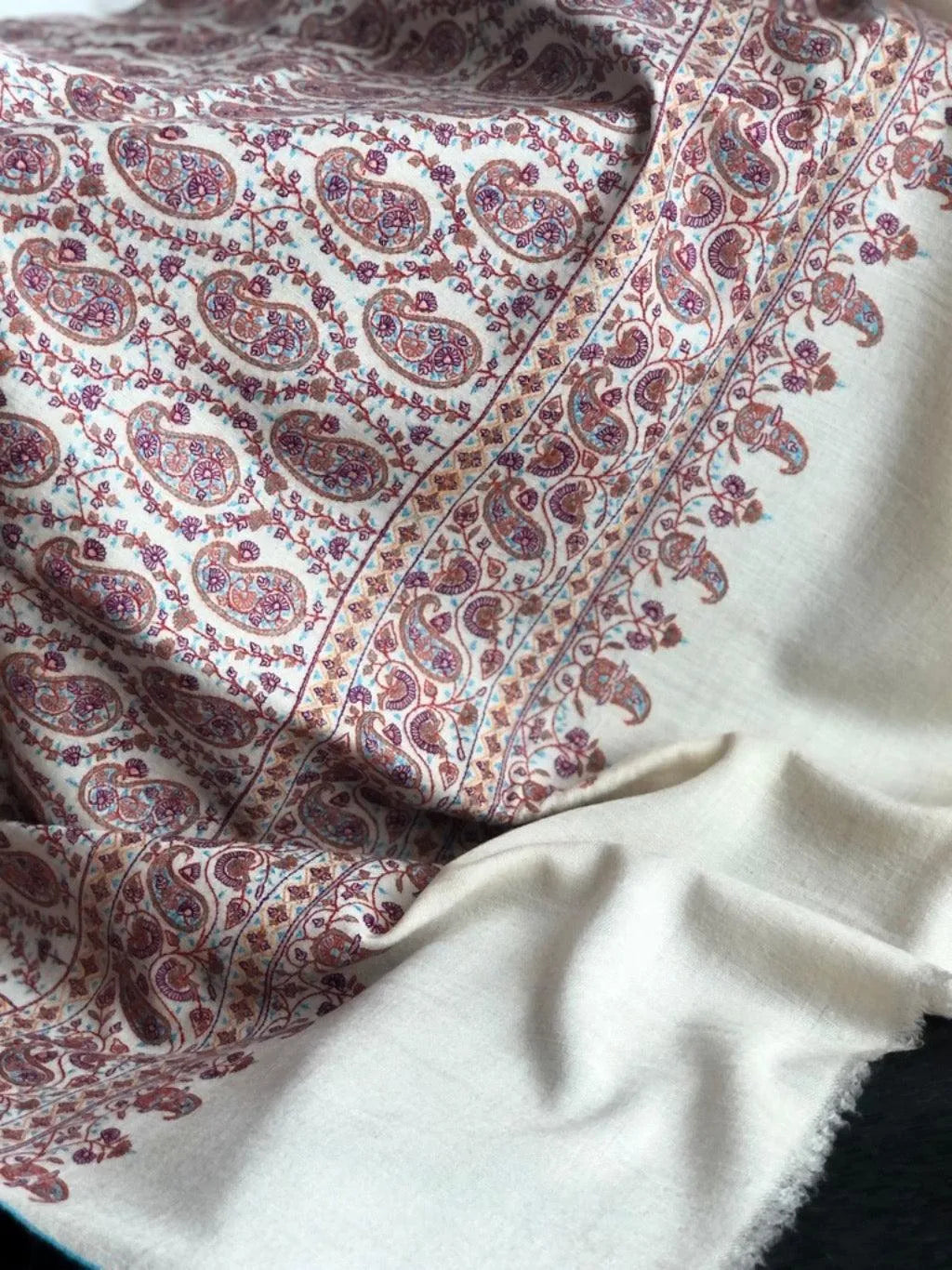 White Paisley Design Sozni Jamawar Pashmina Shawl - the Atelier H