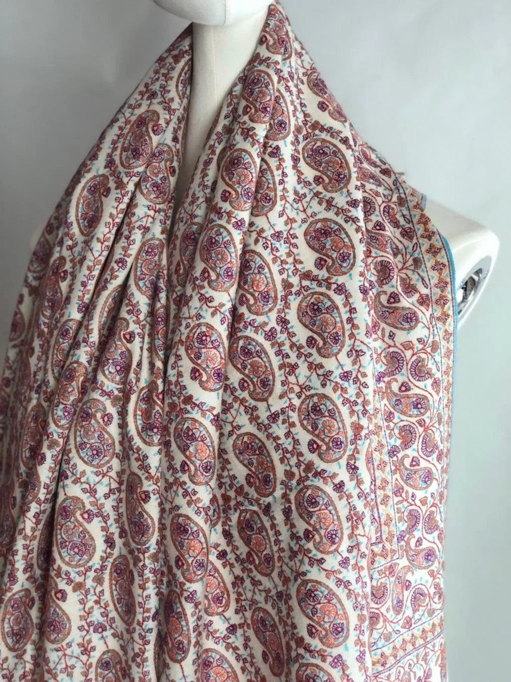 White Paisley Design Sozni Jamawar Pashmina Shawl - the Atelier H