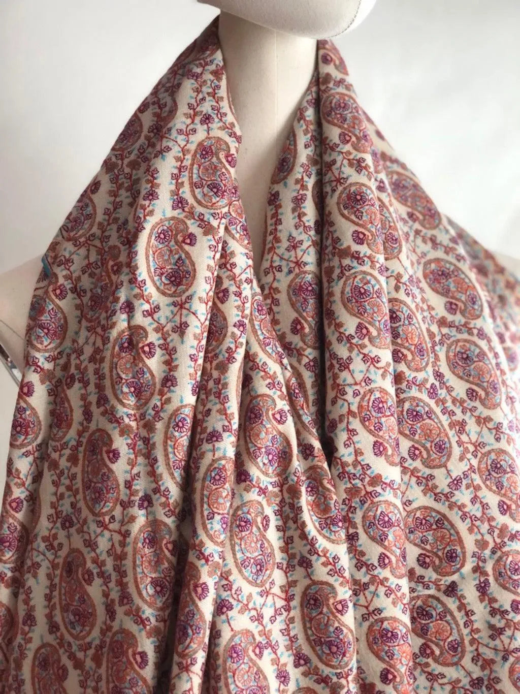 White Paisley Design Sozni Jamawar Pashmina Shawl - the Atelier H